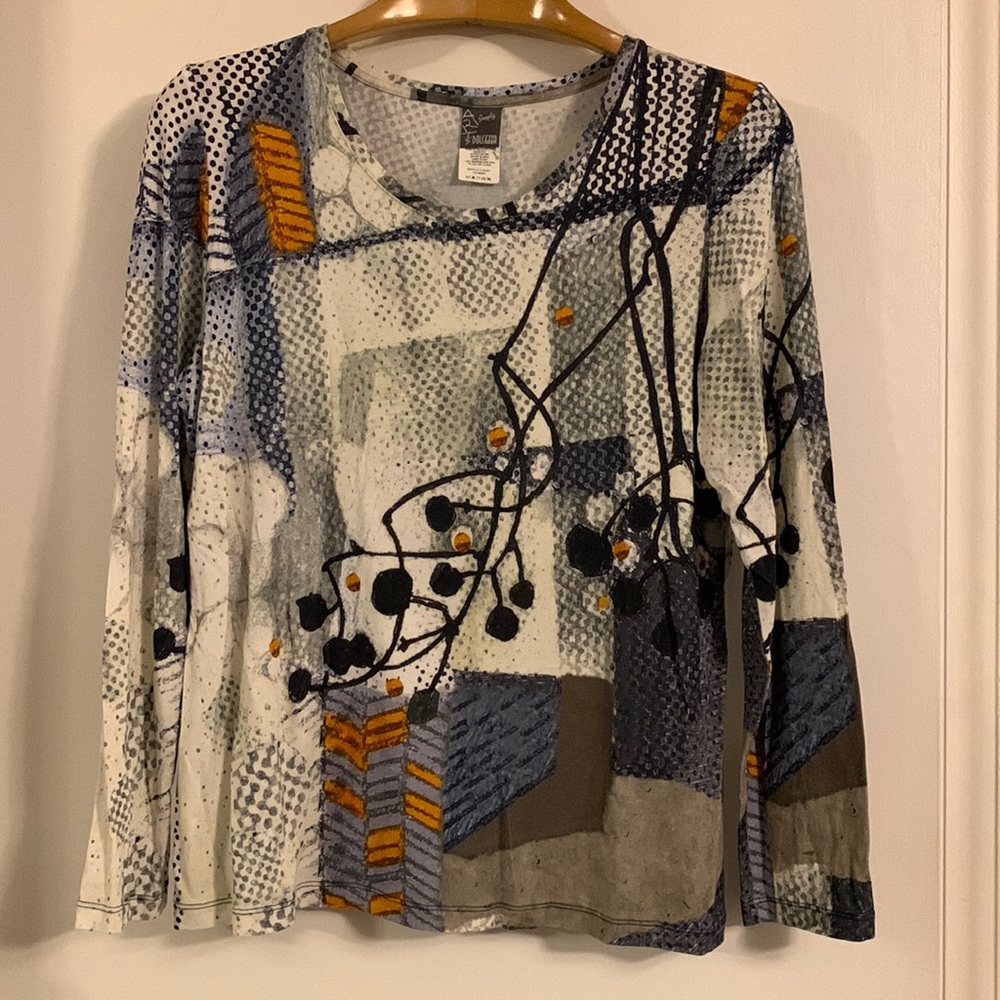 Art Deco scoop neck fun top. Size M. Excellent condition